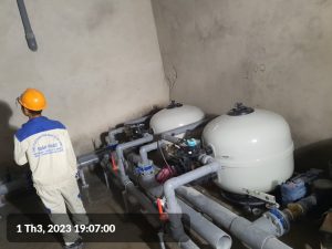 Kỹ thuật viên của Đoàn Phát đang tiến hành lắp đặt máy lọc bể bơi cho khách hàng